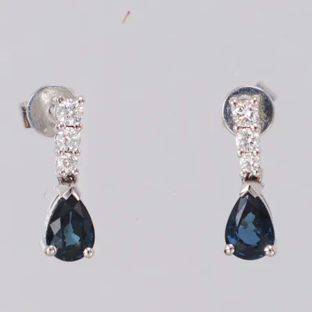 Örhängen med safirer och diamanter 6xca 0,01-0,05ct längd 13,2mm bredd 4,4mm vitguld 18K Vikt: 2,2 g
