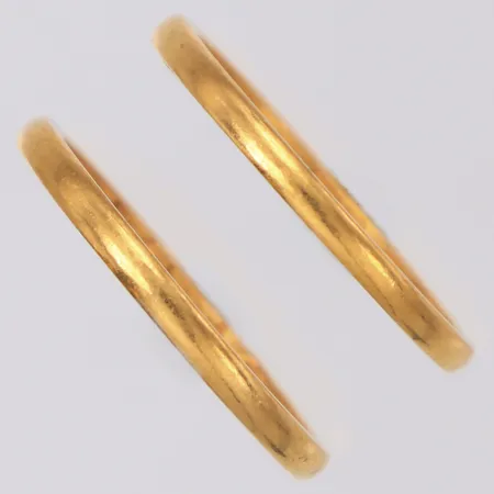 2 släta ringar stl:18¾, gravyr, 23K Vikt: 6,5 g