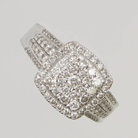 Ring vitguld GHA med diamanter totalt ca 0,96ctv, stl17,5, bredd:2,9-11,6mm 18K 7,0g.