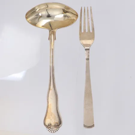 1 Matgaffel längd 18cm, 1 Såssked, längd 19cm, 830/1000 silver Vikt: 111,9 g