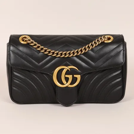 Väska Gucci GG Marmont Small, stil-kod: 443497, serie-nr: 520981, svart chevron läder med beslag i gulmetall, 26x15x7cm, kvitto 2017, dustbag, kartong. Vikt: 0 g Skickas med postpaket.