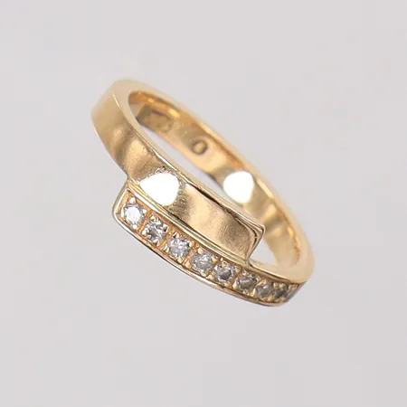 Ring med 8/8-slipade diamanter ca 0,15ctv stl:17, bredd 3-6,1mm. 18K  Vikt: 4,1 g