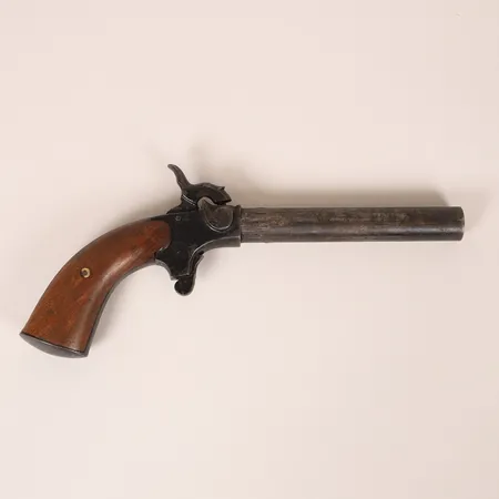 Slaglåspistol, kaliber 17mm, Tyskland 1860-tal, stämplad U under krona, senare bemålat lås, ca 28cm, åldersbetingat slitage.