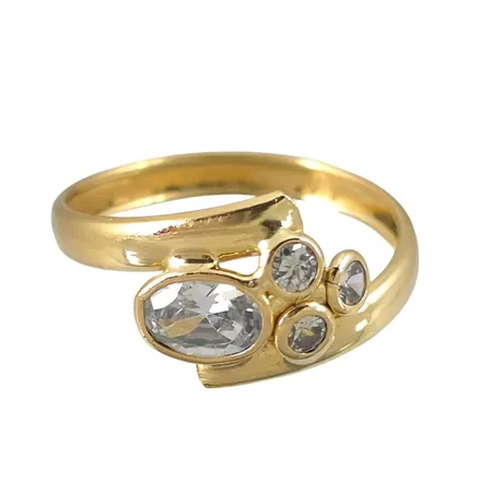 Ring i 14K guld, vita stenar, ihålig skena, stl:18½ mm, bredd 3 - 10 mm, stenar utan anmärkning Vikt: 1,6 g