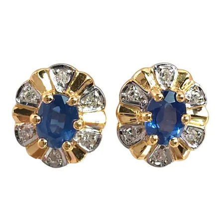 Carmoséörhängen, 18K guld, Safirer 2,7 x 4 mm, Diamanter 12 x 0,003ct, storlek 7 x 8 mm, originalploppar, fint skick, stenar utan anmärkning Vikt: 1,6 g