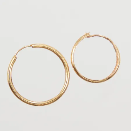 2 Udda örhängen Creoler, 18K Vikt: 0,7 g