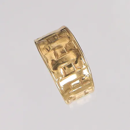 Ring stl:18, bredd 4,7-9,9mm, Guldfynd, bucklor, något skev, 18K Vikt: 2,1 g