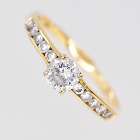 Ring med vita stenar stl:18¾ GHA 18K Vikt: 2,2 g