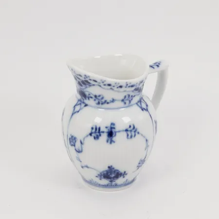 Gräddkanna Royal Copenhagen, Musselmalet halvblond nr 1/52, höjd ca 8cm Skickas med paket.