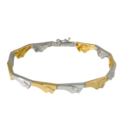 Armband, 18K guld, tvåfärgad modell, delvis matterad, vita stenar, längd knäppt 18,5 cm, bredd 3-6 mm, tjocklek 2,5 mm, stenar utan anmärkning, fint skick Vikt: 14,8 g