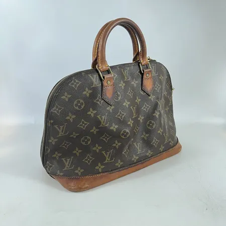 Väska Louis Vuitton Alma 1994, monogramcanvas med bruna skinndetaljer, beslag i guldfärgad metall, spruckna kanter i bottenplatta, bucklig, fläckar på flera ställen, trög dragkedja, handtag med torrsprickor, slitna beslag.