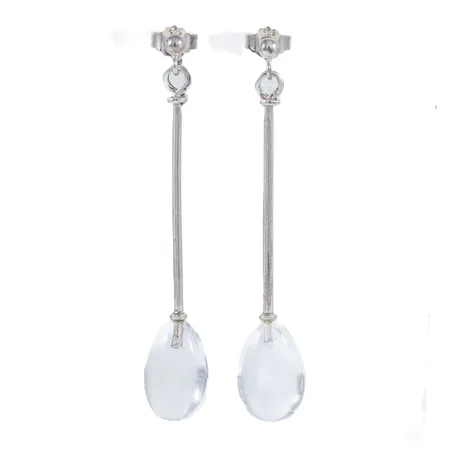 Örhängen tidig variant av Dew Drop Vivianna Torun Bülow-Hübe för Georg Jensen med bergkristall (ena stenen har inneslutningar av rutiler), bredd 3mm, längd 55mm, silver 925/1000 5,1g. Originalask medföljer.
