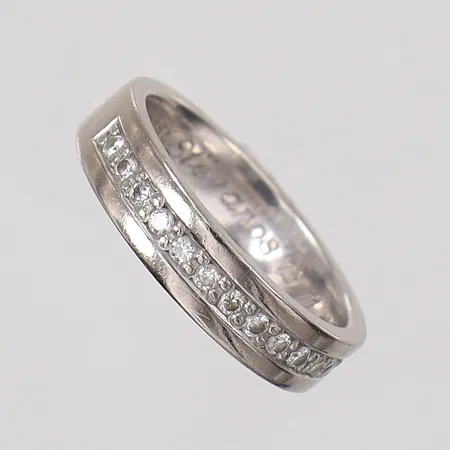 Alliansring med diamanter 0,28ctv enligt gravyr, stl:18¼, bredd 4,9mm, Schalins, vitguld, gravyr, 18K.  Vikt: 8,1 g