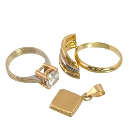 Ringar och Hänge i 14K guld, buckla, slitage, gravyr Vikt: 6,8 g