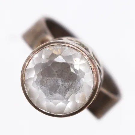 Ring med vit sten, stl:16½, 830/1000 silver. Vikt: 6,9 g