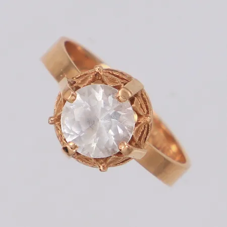 Ring med vit sten stl:16½ bredd 10,1mm personlig gravyr 14K Vikt: 2,5 g
