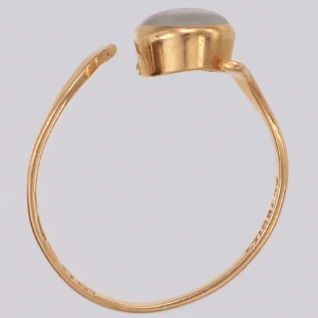 Ring med sten stl ca 17½ bredd 7,6mm defekt 18K Vikt: 1,5 g