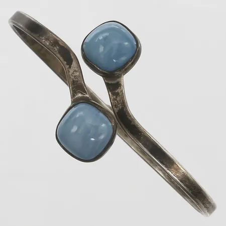 Stelt armband med ljusblå stenar, innermått ca 60x53mm, bredd 3-12mm, Janson Guldvaru Ab Victor år 1962, något skev, silver 830/1000 Vikt: 14 g