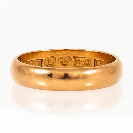 Ring slät stl:18 bredd 4,3mm, gravyr, 18K 4,6g. 