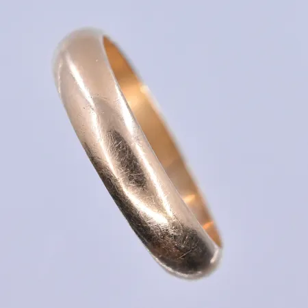 ring stl:19¼, bredd 5 mm graverad 18K. Vikt: 4,9 g