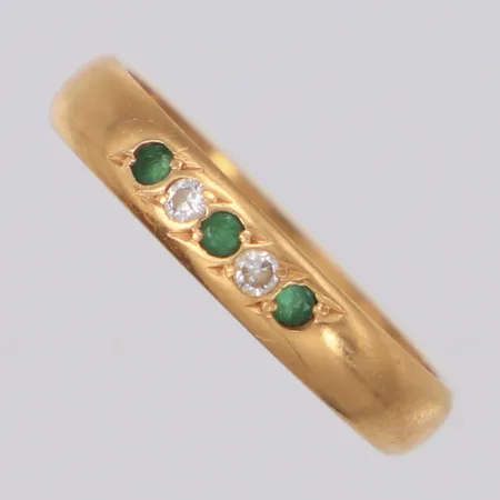 Ring med gröna stenar samt diamanter 2xca0,01ct stl:15¾ bredd 3,3mm personlig gravyr 18K Vikt: 3 g