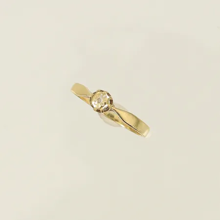 Ring med liten vit sten stl ca 15¼, bredd 2-4mm, defekt skena, 14K, 1g Vikt: 1 g