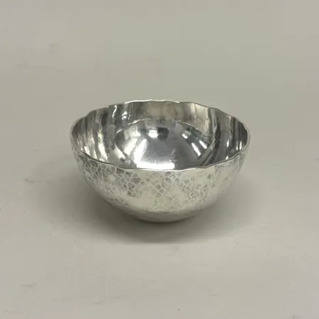 Skål, hamrad dekor, design Ray Urban år 2012, höjd 6cm, Ø12cm, gravyr SEB, repor, 925/1000 silver  Vikt: 333,5 g