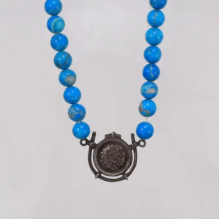 Collier med silverhänge och träpärlor, längd 47cm, bredd 8,3-23,5mm, färgbortfall på pärlor, i behov av omträdning, silverlås. 923/1000 silver bruttovikt 50,1g Vikt: 0 g