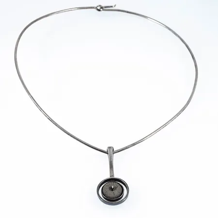 Collier samt hänge IBE DAHLQUIST med infattad fossil, innermått halsring ca 42cm, mått hänge bredd 3,5-21,5mm, stämplad P9 (1965), SMY (Smyckessmederna Inga-Britt "Ibe" Dahlquist & Olov Barve, Visby), S och kattfot. Silver 20,1g.5