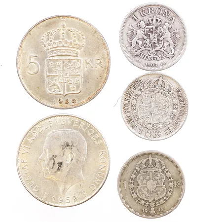 Cirkulationsmynt, 2st 5kr 1954-1959 400/1000 silver, 3st 1kr 1907-1942 800/1000 silver. Vikt: 57,9 g