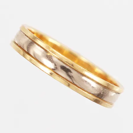 Ring med detaljer i vitguld stl:18¾ bredd: 4mm, gravyr, 18K Vikt: 3,4 g