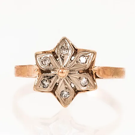 Ring stjärna med 6 x ca 0,02ct briljantslipade diamanter stl:17¼ bredd 2,2-12mm, stämplad utsida skena, 14K 2,6g. 