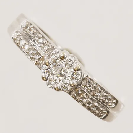 Ring med diamanter 1 x ca 0,04ct, 6 x ca 0,02ct och 19 x ca 0,005ct, stl: 16½, bredd ca 5,5mm, Guldfynd Sverige AB, saknar en sten, 18K vitguld Vikt: 3,8 g