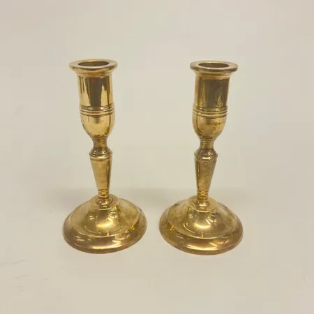 Ett par ljusstakar, höjd 14cm, fläckar, malm Skickas med paket.