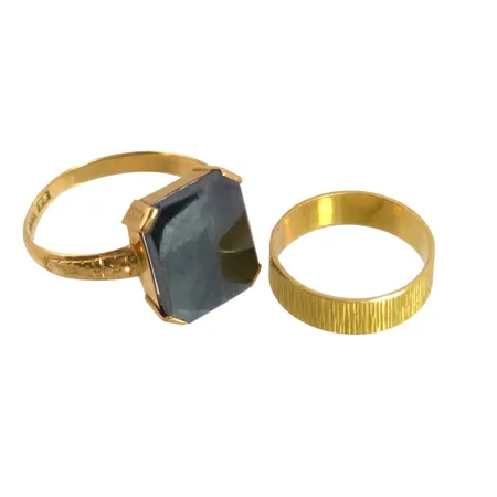Ringar, två st, 18K guld, Hematit, slitage Vikt: 7,4 g