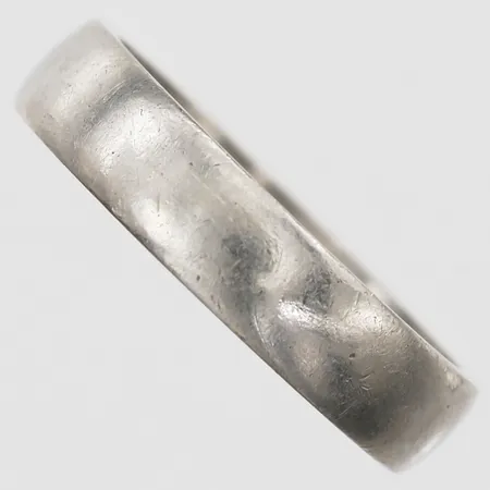Ring stl:17¼, bredd 4mm, gravyr, platina