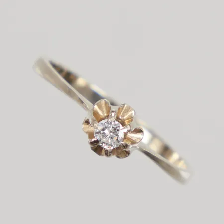 Ring med diamant ,010ct enligt gravyr stl:17¾, bredd 6-2,3mm,defekta klor, bör omrodieras vitguld 18K Vikt: 2 g