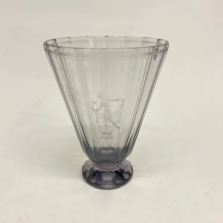 Vas, konformad med etsad dekor, design Simon Gate, Orrefors, höjd 17,5cm, märkt Orrefors G1251345, bruksskick, slipat grått glas