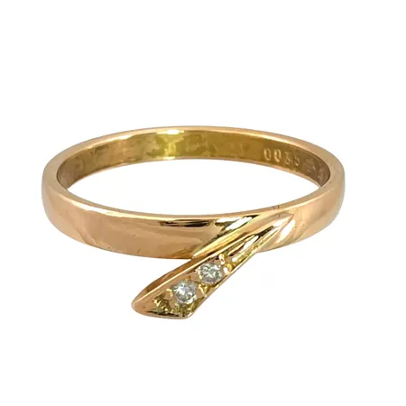 Diamantring i 18K guld, Diamanter 2 st - totalt 0,035ct, Flemming Uziel AB (FU), svensk kontrollstämpel, stl:16¾ mm, bredd 2,3 - 5,5 mm Vikt: 2,3 g