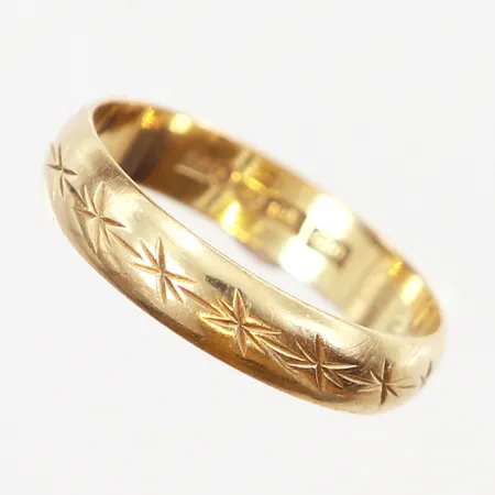 Ring mönstrad stl:21 bredd: 5mm, gravyr, 18K Vikt: 4,3 g