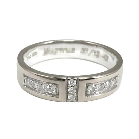 Diamantring i 18K vitguld, Diamanter 11 x 0,007ct, Guldfynd (GHA), stl:17¾ mm, bredd 4,7 mm Vikt: 4 g
