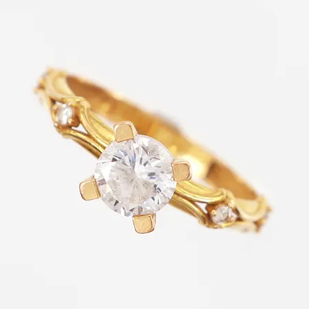 Ring med vita stenar stl:18¼ bredd: 2-7mm, 21K Vikt: 2,9 g