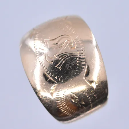 Ring stl:16, bredd 4-13 mm 18K. Vikt: 4,7 g