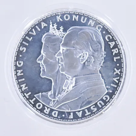 Mynt Silvia och Carl XVI Gustaf 200kr, 1976-2001 Ø36 mm plast etui silver 925/1000. Vikt: 27,2 g