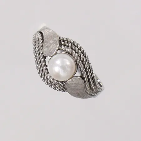 Ring med odlad pärla stl:17, bredd 31-10,7mm, vitguld. 18K  Vikt: 4,6 g