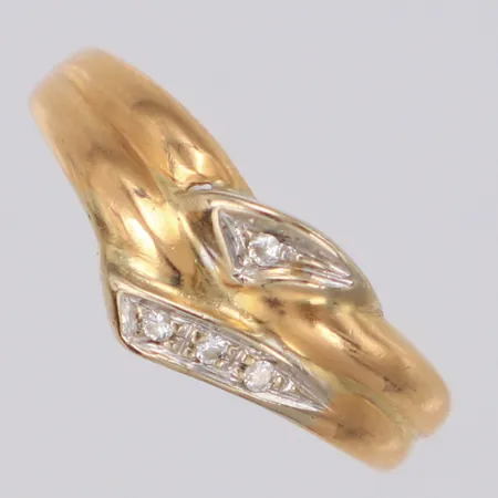 Ring med diamanter 4xca 0,005ct stl:17¼ bredd 8,0mm fattning i vitguld, ojämn skena 18K Vikt: 2,2 g