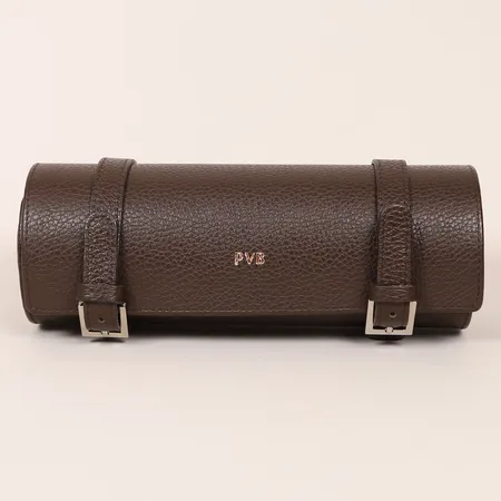 Klocketui med monogram "PVB" mörkbrunt läder, mocka invändigt, längd 23cm