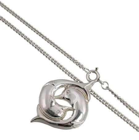 Hänge "Delfiner" med Halskedja Pansar silver, hänge mått 31x23 mm, kedja längd 45 cm, bredd 2 mm Vikt: 10,9 g