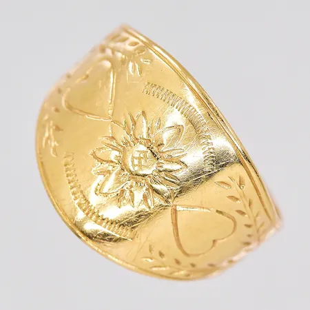 Ring stl:18 bred ovandel 14,3mm 18K Vikt: 4,7 g