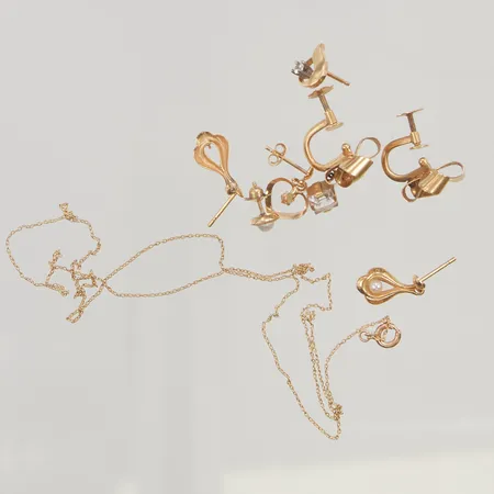 Diverse guld 18K skador finns 7,3g.